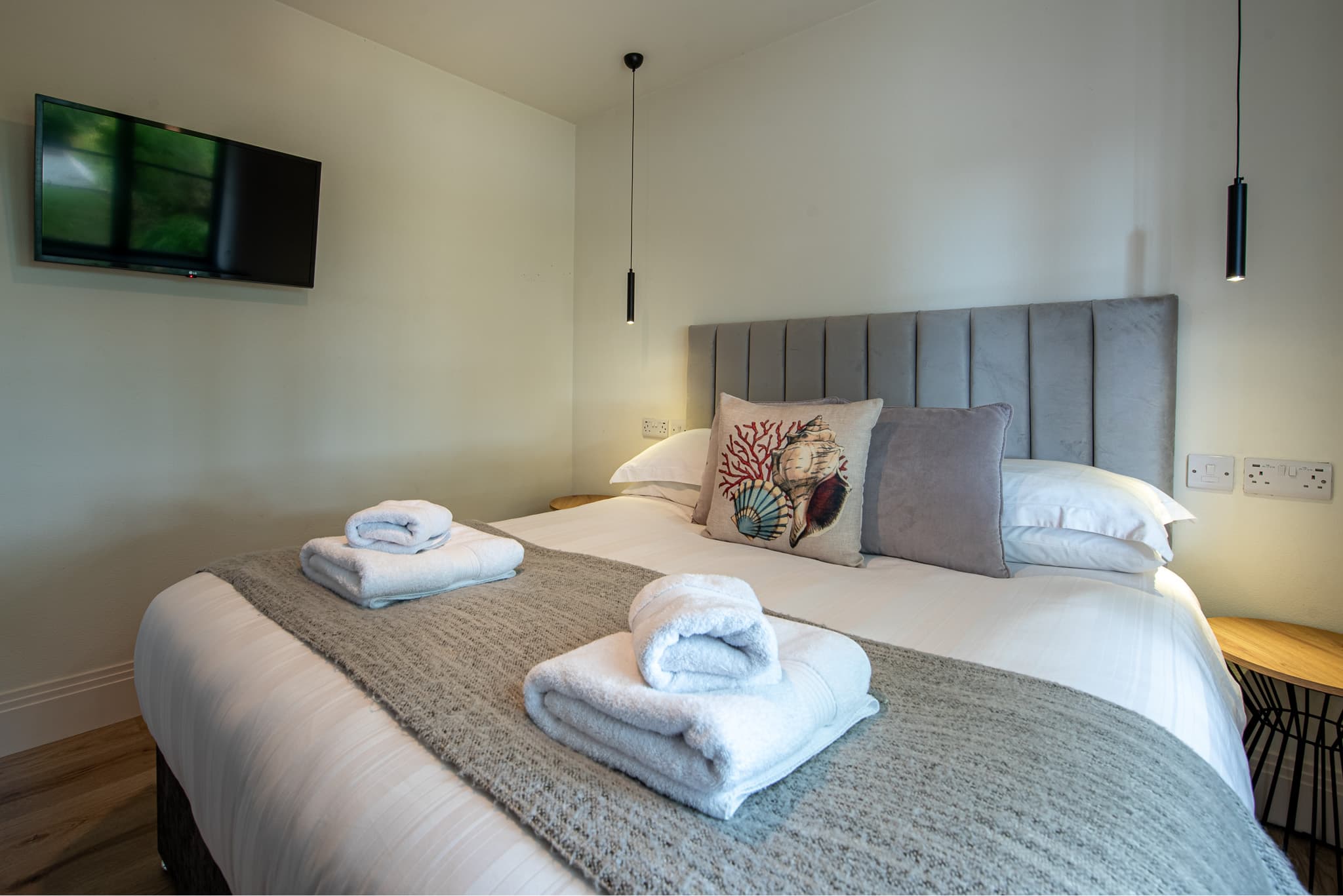Kingsize en suite bedroom at Just a Cottage