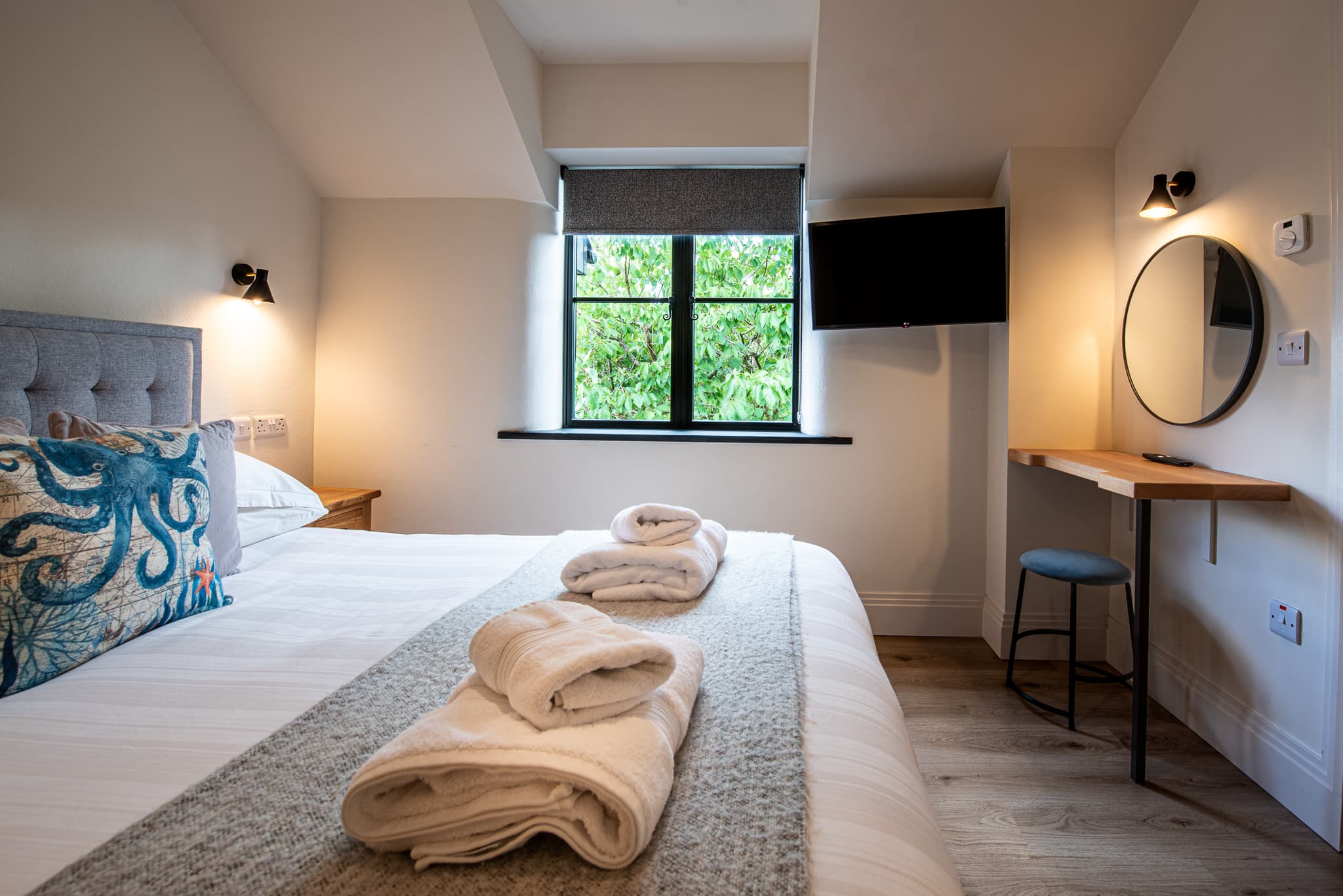 Ground-floor kingsize bedroom at Just a Cottage
