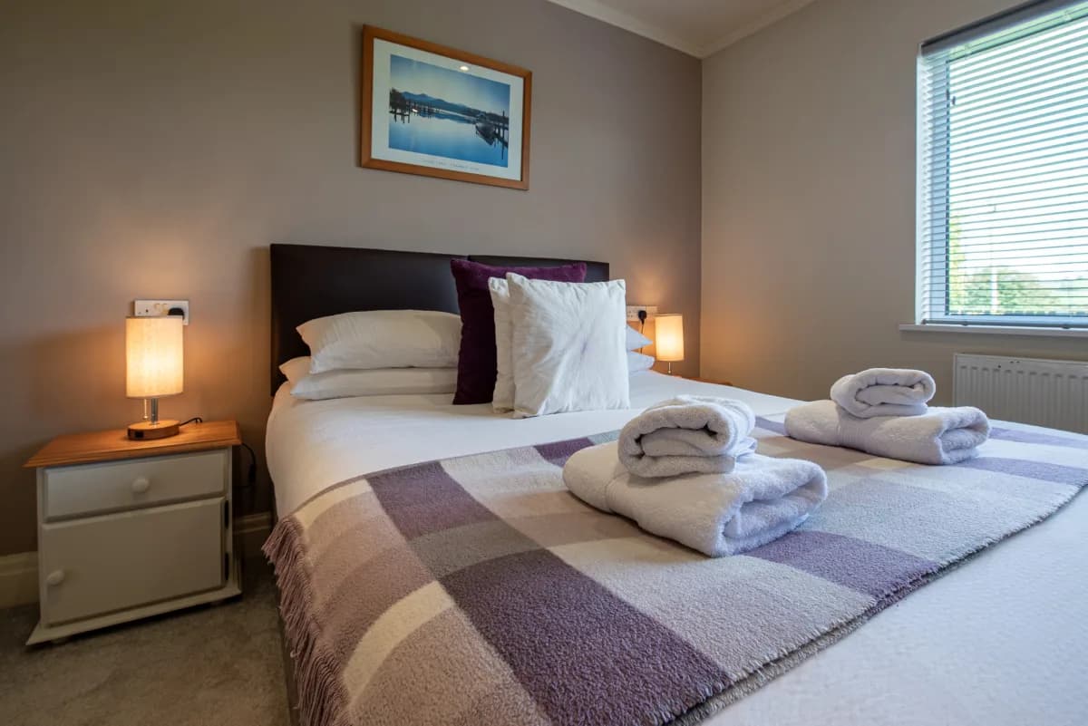 Second kingsize bedroom with towels at Pleasant Valley