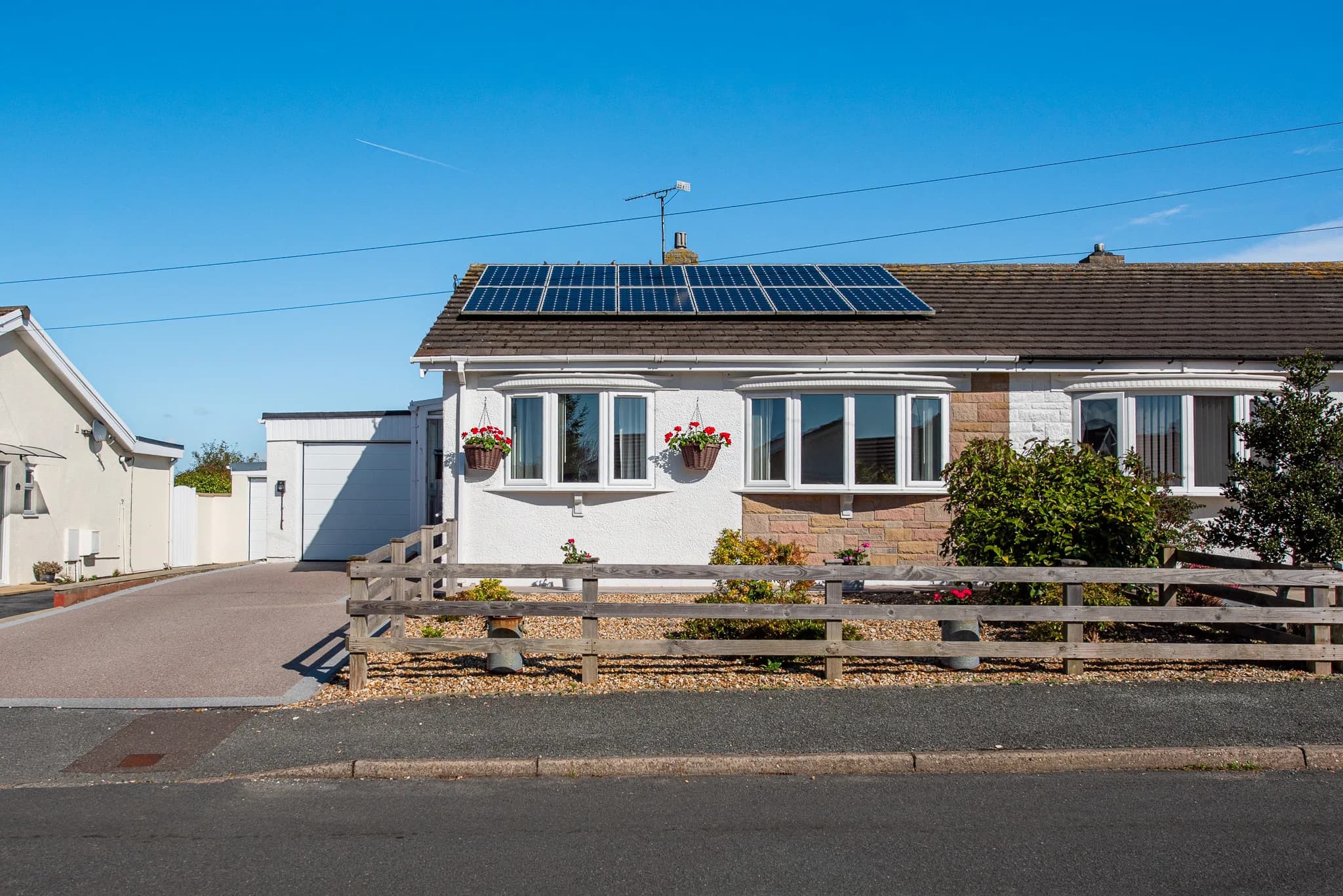 Front of Sea Dreams bungalow with driveway parking, Saundersfoot